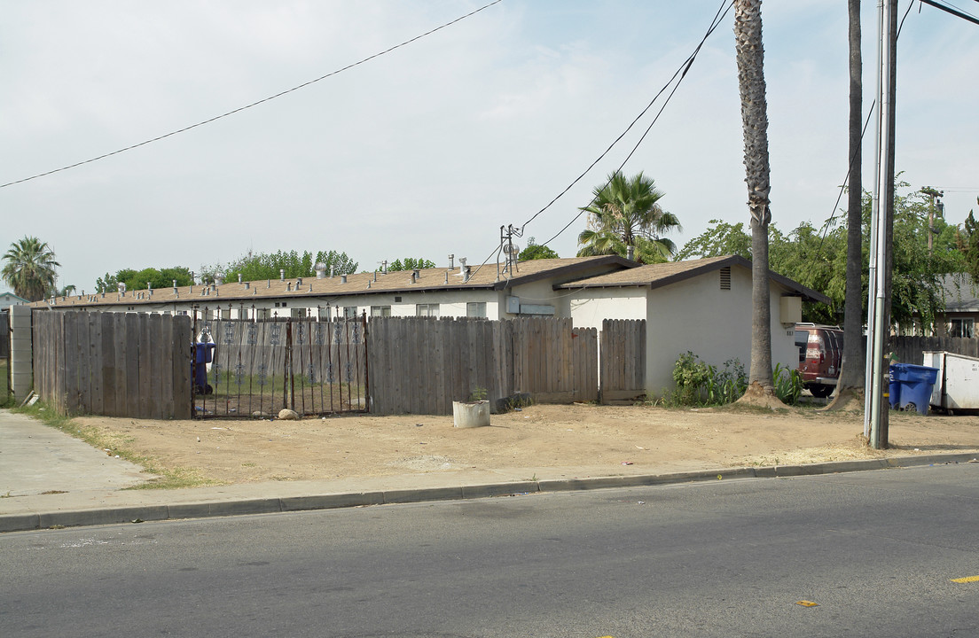 883 E Springfield Ave in Reedley, CA - Building Photo