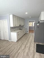 1716 Pine Valley Dr in Vienna, VA - Building Photo