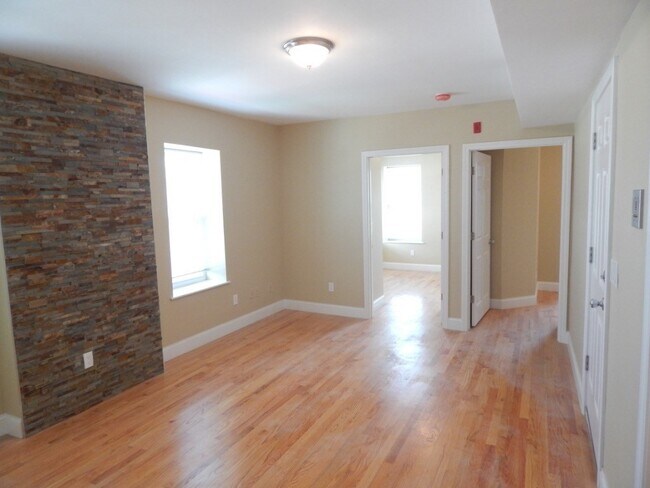 28 Chelsea St, Unit 3 in Boston, MA - Building Photo - Building Photo