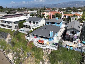 6555 Del Playa Dr in Isla Vista, CA - Building Photo - Building Photo