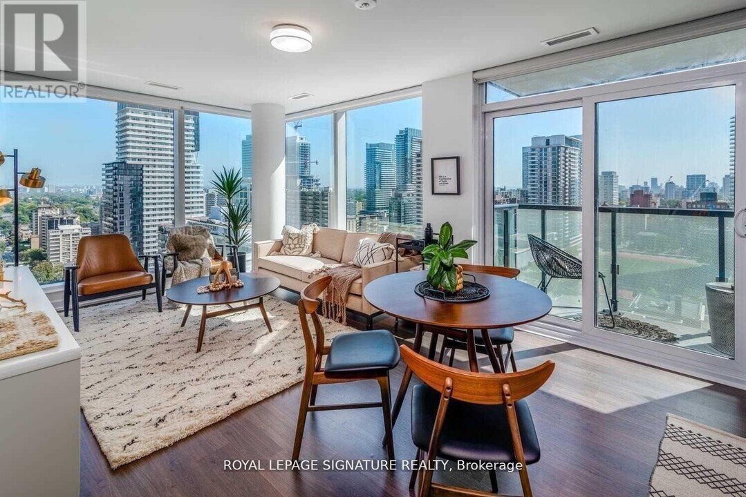 18 Erskine Ave in Toronto, ON - Building Photo