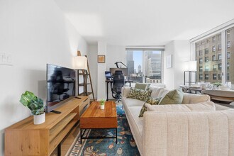 68 W 37th St in New York, NY - Building Photo - Building Photo