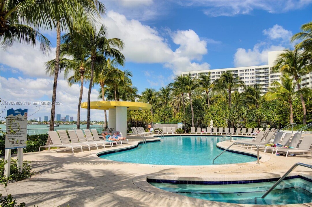 1330 West Ave, Unit 1812 in Miami Beach, FL - Foto de edificio