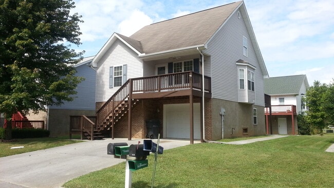 821 Plantation Dr in Pigeon Forge, TN - Foto de edificio - Building Photo