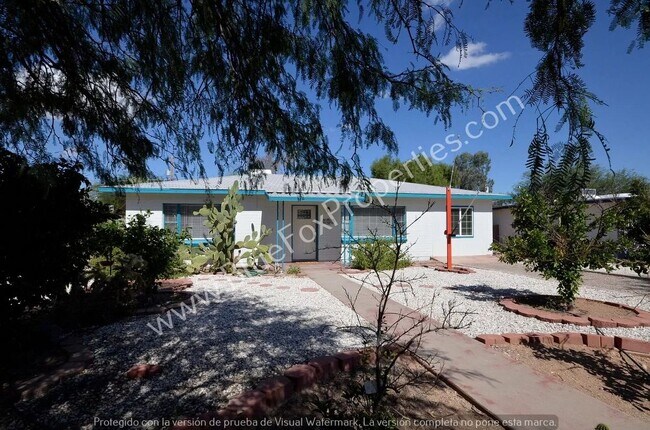 property at 2701 E Waverly St