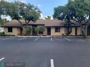 3076 S Oakland Forest Dr in Oakland Park, FL - Foto de edificio - Building Photo