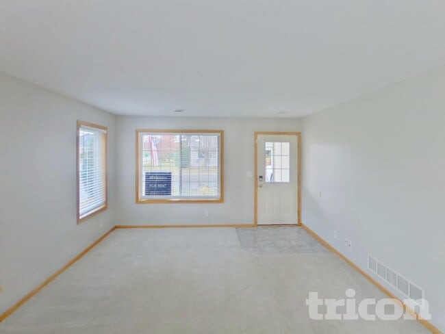 13758 Flay Ave N in Hugo, MN - Foto de edificio - Building Photo