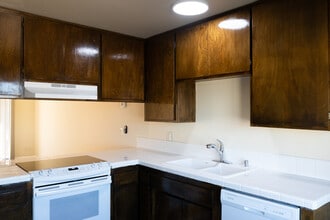 5737 Magnolia Ave, Unit Magnolia Apartments in Whittier, CA - Building Photo - Building Photo