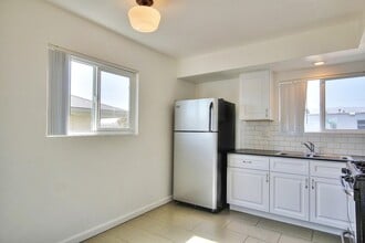 6694 Del Playa Dr in Isla Vista, CA - Building Photo - Building Photo