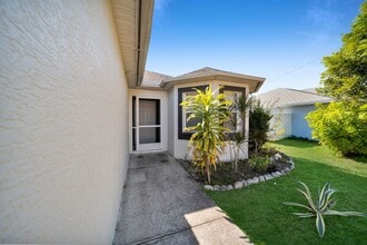 1044 SE 11th St in Cape Coral, FL - Building Photo - Building Photo