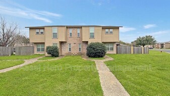 1811 Woodsman Dr in College Station, TX - Building Photo