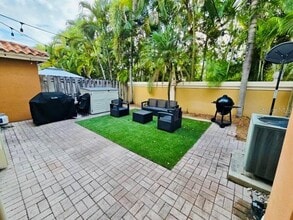 13801 NW 84th Ct in Miami Lakes, FL - Foto de edificio - Building Photo