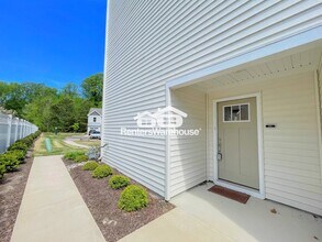 1005 Opal St, Unit 105 in Suffolk, VA - Foto de edificio - Building Photo