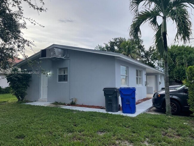 802 N 58th Ave-Unit -LEFT in Hollywood, FL - Building Photo - Building Photo