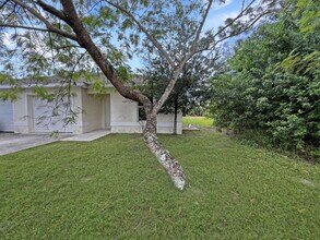 4987 28th St SW in Lehigh Acres, FL - Foto de edificio - Building Photo