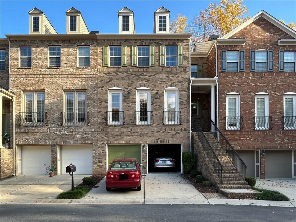 1887 Cedar Glenn Way in Atlanta, GA - Foto de edificio