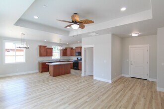 933 July Way in Redding, CA - Building Photo - Building Photo