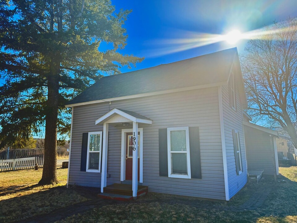 1906 X Ave in La Grande, OR - Building Photo