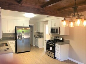 22643 Collins St in Los Angeles, CA - Building Photo - Building Photo