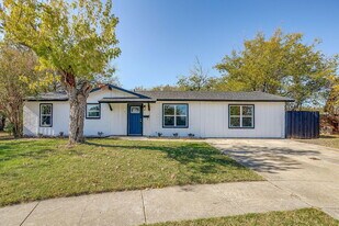 521 Mesquite Ave N in Crowley, TX - Building Photo