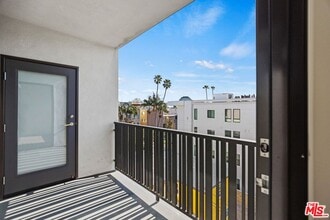 11811 Darlington Ave in Los Angeles, CA - Building Photo - Building Photo