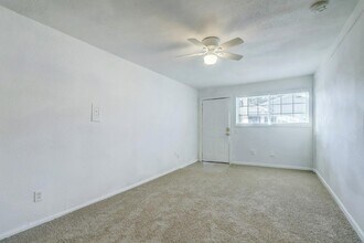 3823 Lydia St, Unit 4 in Houston, TX - Foto de edificio - Building Photo