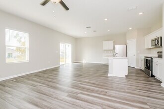 2004 Harris Hawk Ave in Ruskin, FL - Foto de edificio - Building Photo