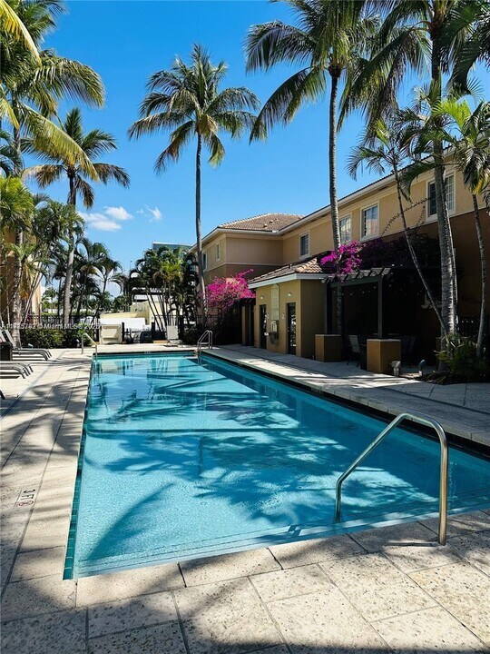 2801 NE 185th St in Miami, FL - Building Photo