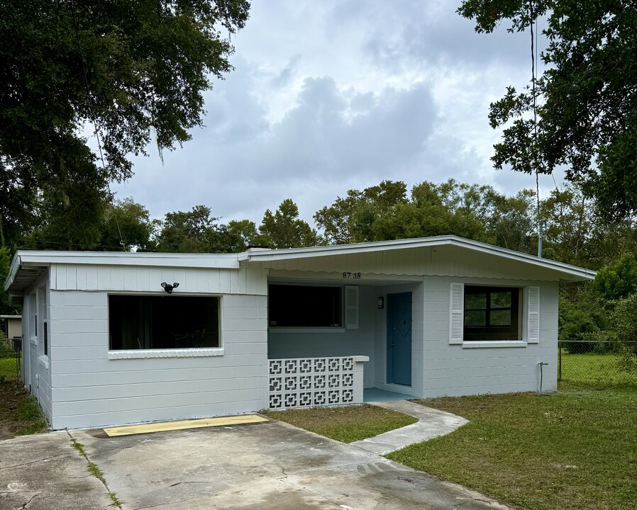 8738 7th Ave in Jacksonville, FL - Foto de edificio