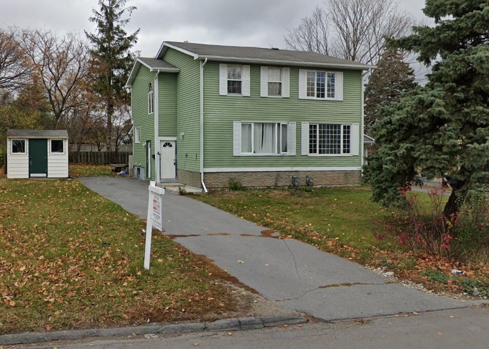4 Calderwood Dr in Kingston, ON - Building Photo