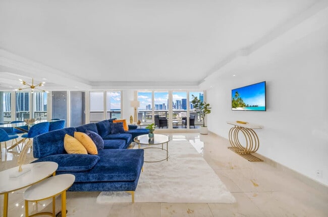1717 N Bayshore Dr in Miami, FL - Building Photo - Building Photo