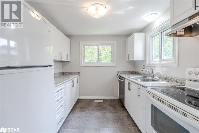 39 Laurie Crescent in Barrie, ON - Building Photo - Building Photo