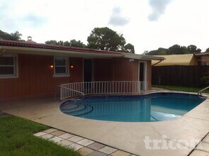 3642 Dover Dr in Sarasota, FL - Building Photo - Building Photo