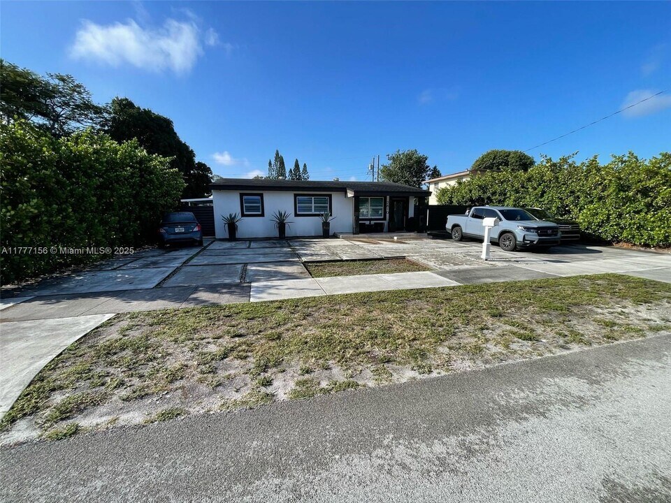 2810 NW 172nd Terrace in Miami Gardens, FL - Building Photo