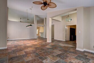 2108 Crestpoint Way in Las Vegas, NV - Building Photo - Building Photo