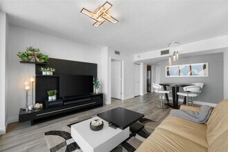 610 W Las Olas Blvd in Fort Lauderdale, FL - Building Photo - Building Photo