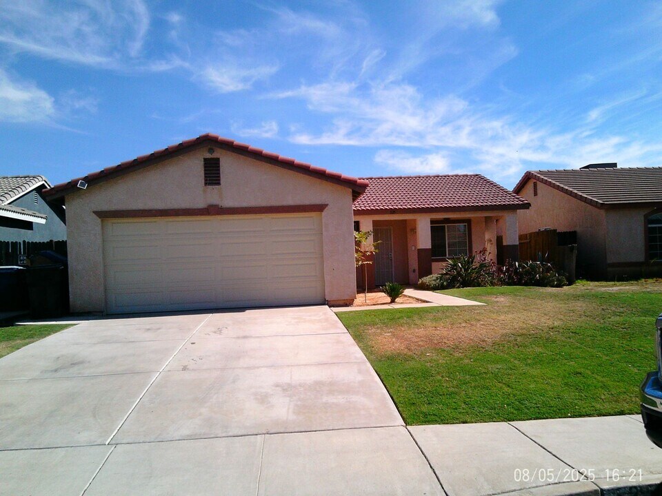 525 Sunset Meadow Ln in Bakersfield, CA - Building Photo