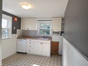23 Brewster Rd in Weymouth, MA - Foto de edificio - Building Photo