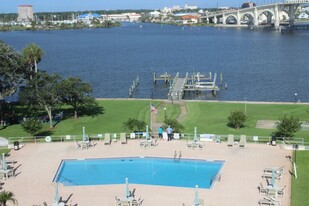 1224 S Peninsula Dr in Daytona Beach, FL - Building Photo