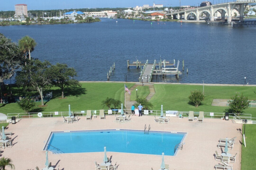 1224 S Peninsula Dr in Daytona Beach, FL - Building Photo
