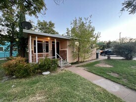 301 Ferndale St in Carlsbad, NM - Building Photo