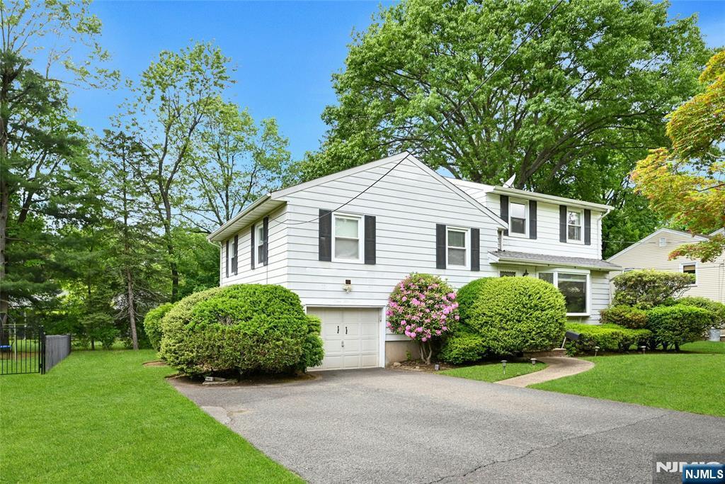 357 11th St in Cresskill, NJ - Building Photo