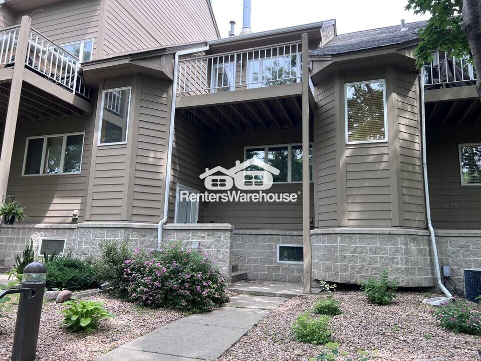 2852 Kenwood Isles Dr in Minneapolis, MN - Building Photo