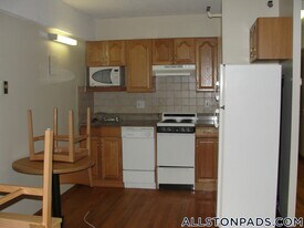 1110 Commonwealth Ave, Unit 312 in Boston, MA - Building Photo