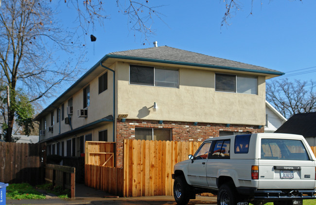 3333 V St in Sacramento, CA - Foto de edificio - Building Photo