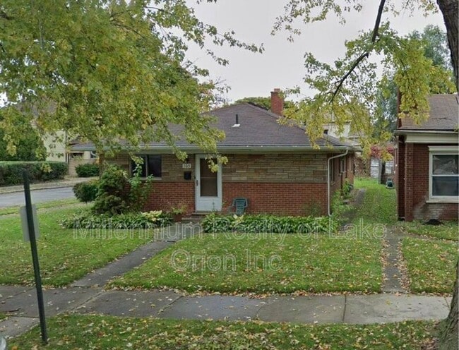 property at 105 Walnut St