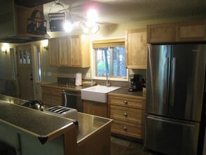 70558 E Terrace Dr in Rhododendron, OR - Building Photo - Building Photo