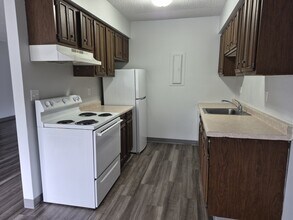 1735 Edgewood Dr NW in Cedar Rapids, IA - Building Photo - Building Photo