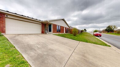 300 10th St in Nolanville, TX - Foto de edificio - Building Photo