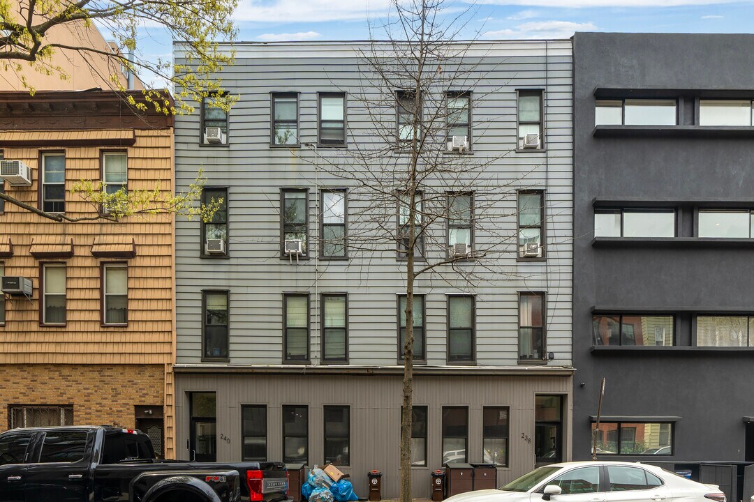 238-240 N 5th St in Brooklyn, NY - Building Photo